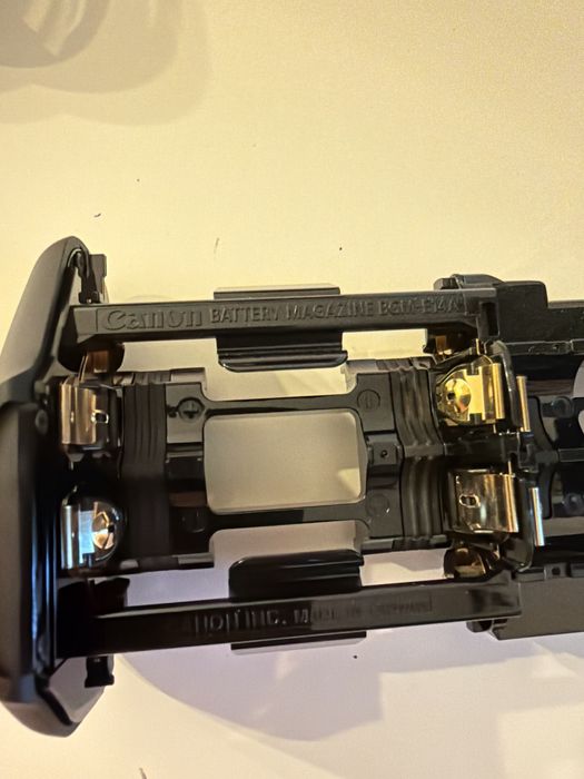 Magazin baterii Canon BGM-E8 pentru grip BG-E8