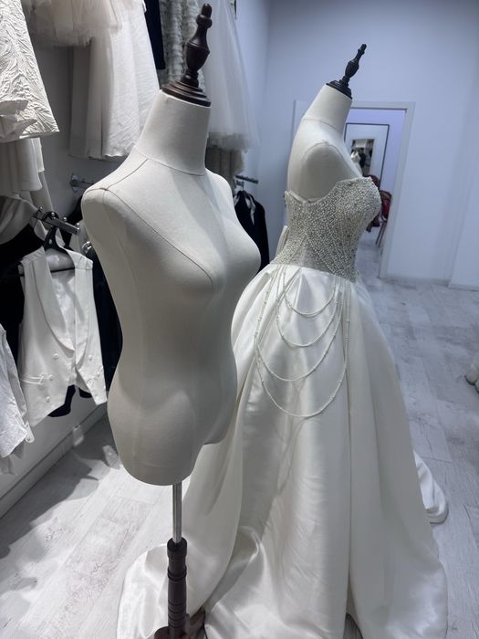 Шкаф, маникен, тумбочка