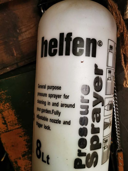 Градинска пръскачка под налягане Helfen 8 л