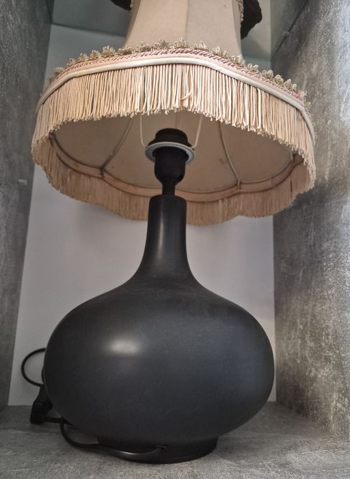 Veioză mare din ceramică cu abajur din pânză, pentru colectionari.