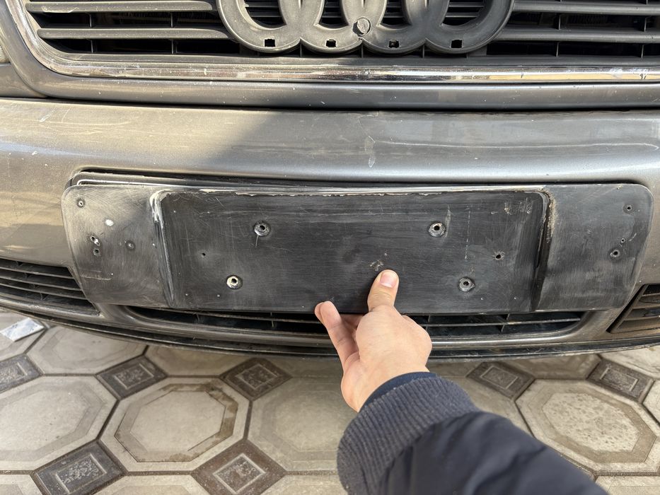 Передняя рамка номера на Ауди а6 с4 (под квадратный номер) USA / Japan