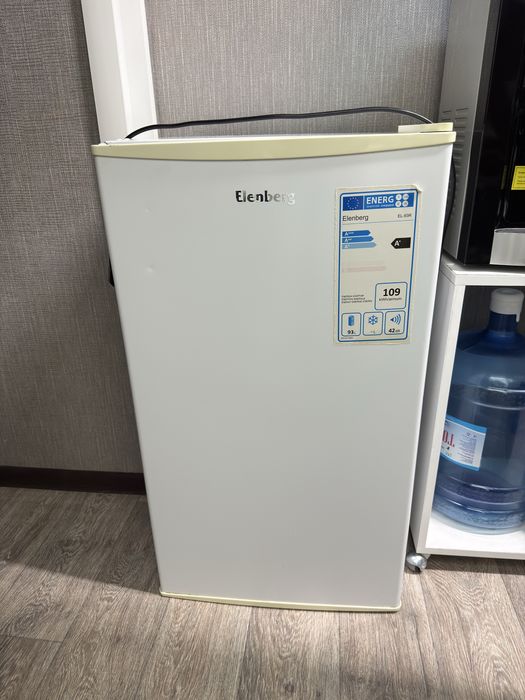 Продается б/у мини холодильник