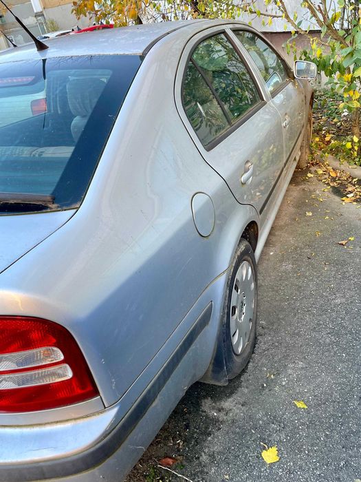 Vând în Lugoj Skoda Octavia Tour M1 AA berlină pe motorină motor AXR 1.9 TDI 101 CP 74 kw achiziționată nouă la 21.11.2008.