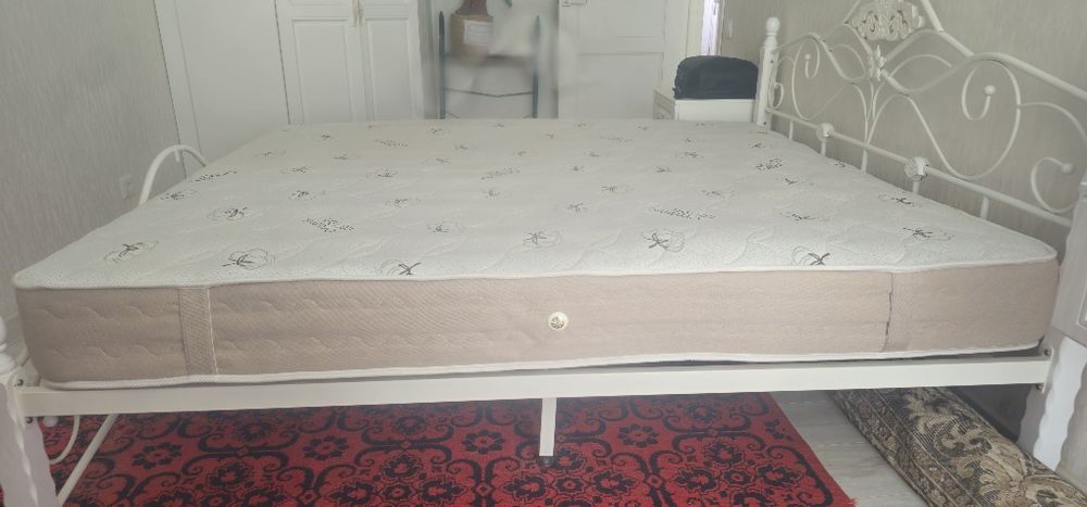 Продам двуспальную кровать с матрасом