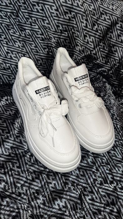 Продам женские кроссовки