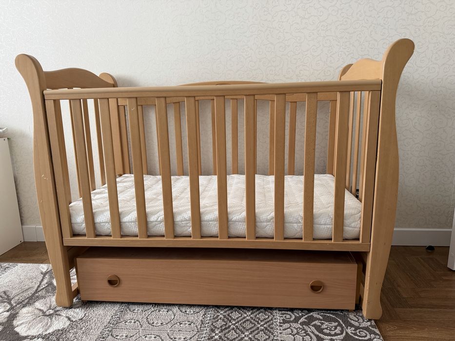 Продам кровать с маятником