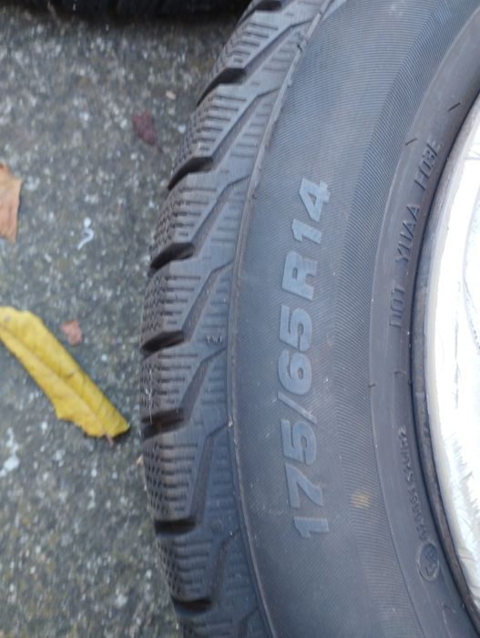 Продавам зимни гуми на джанти за тойота Ярис корола