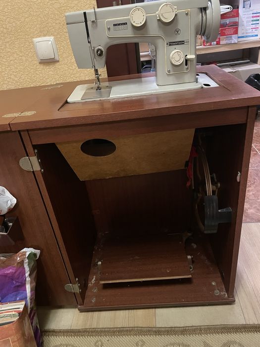 Продам швейную машину Подольск 142