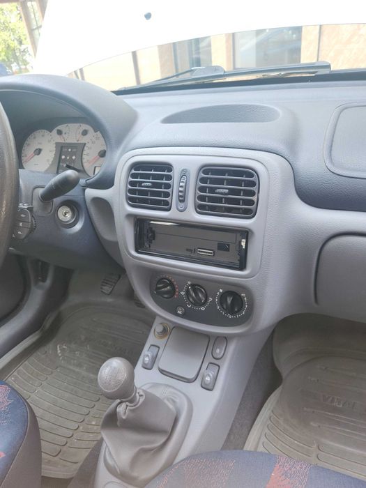 лека кола Рено клио