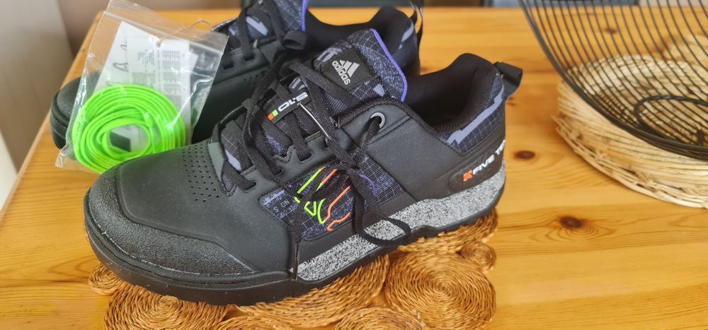 Adidași five ten