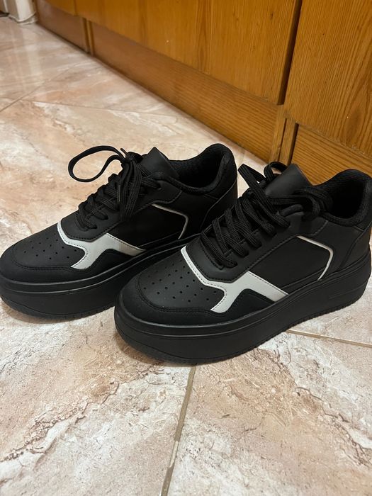 Нови черни обувки