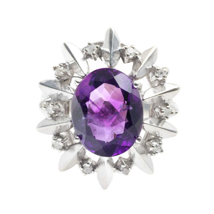 Inel din aur alb, decorat cu ametist și diamante