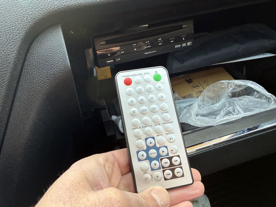 автомобилен DVD плейър с два монитора Alpine