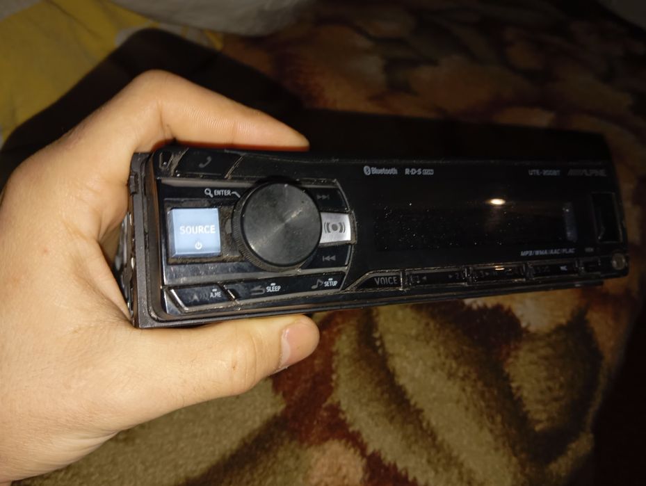 Магнитола  Alpine UTE-200BT.