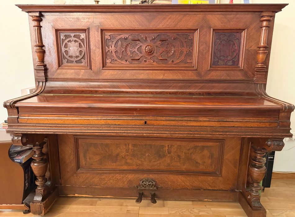 Vând pianina veche de colecție