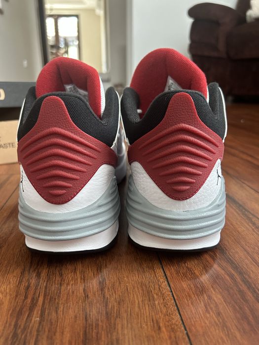Jordan Max Aura 6 DZ4353-101 – Noi – Mărimea 44 – Cu cutie