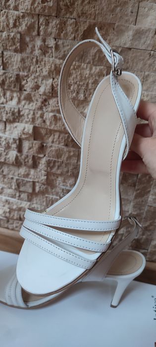 Sandale albe , din piele ,mărimea 35