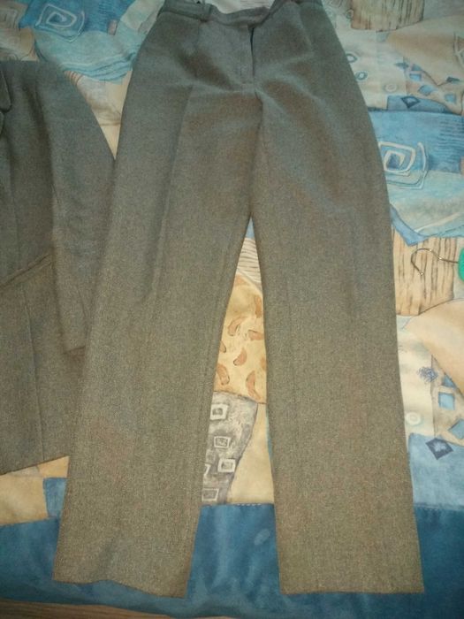 Дамски класически костюм - сако с панталон -размер 38 s