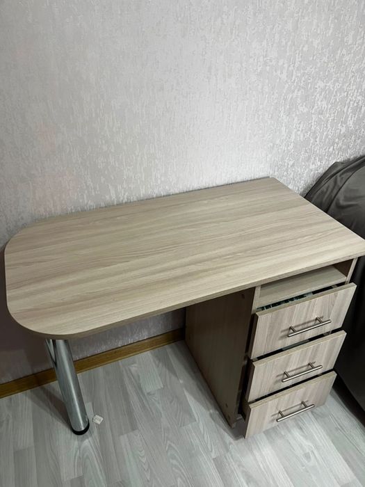 Продам стол (письменный, маникюрный)