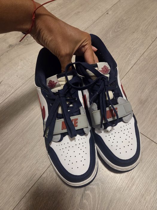 Момчешки обувки Nike Jordan син, бял, червен цвят