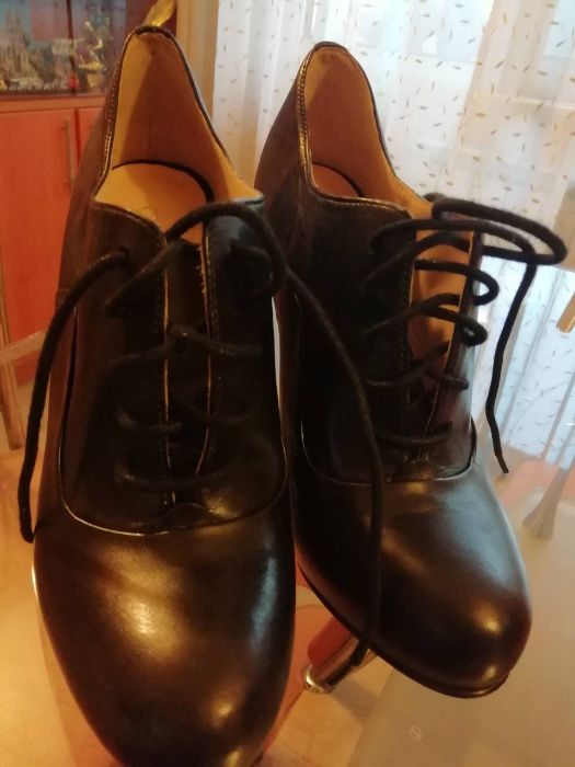 Класически обувки на марката Гес. Изцяло от естествена кожа