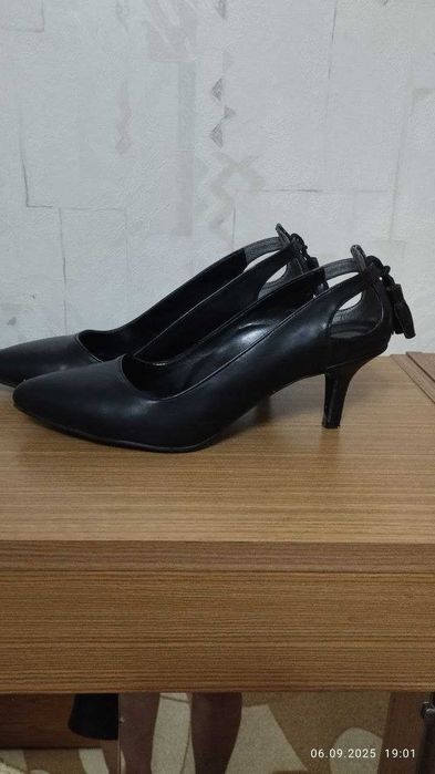 Продам женские выходные туфли