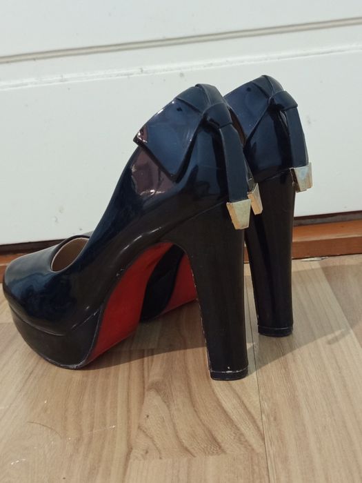 Ayollar tuflisi kabluk poshna