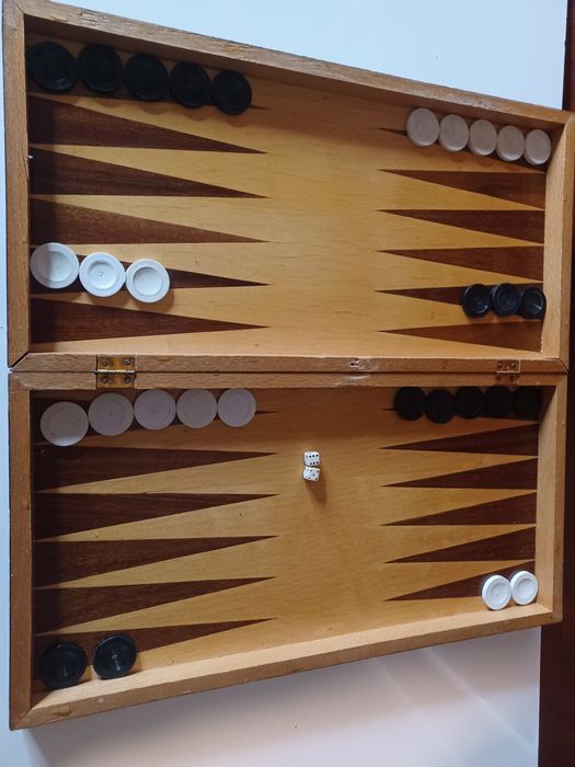 Българска дървена лак табла и шах за игра