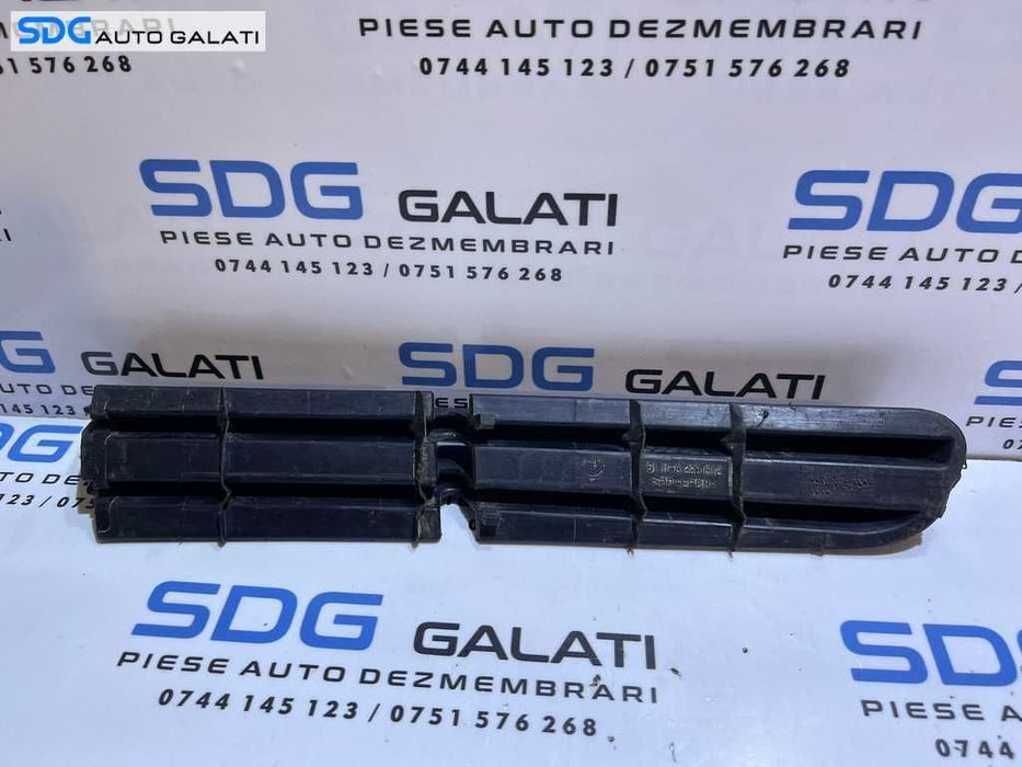 Grila Ornament Bandou Dreapta Spoiler Bara Fata BMW Seria 3 E46 1997 - 2001 Cod 8226612 51118226612 [V0231]