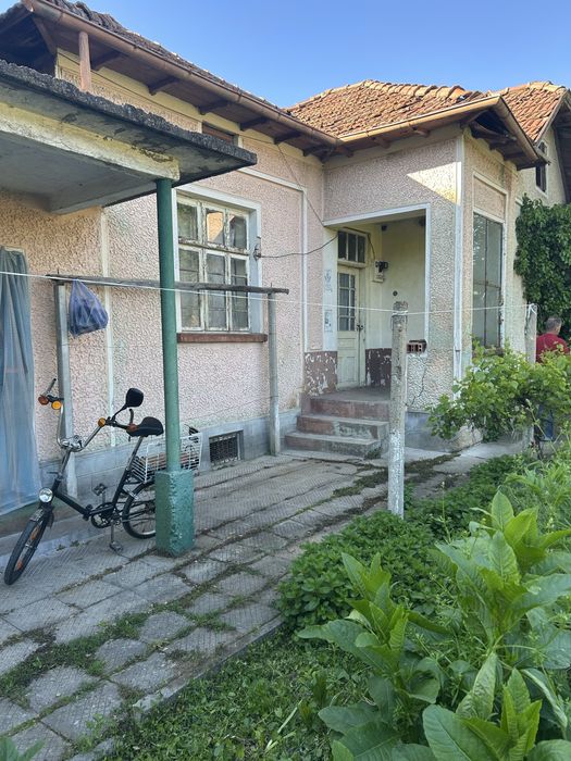 Продава се къща в град Летница