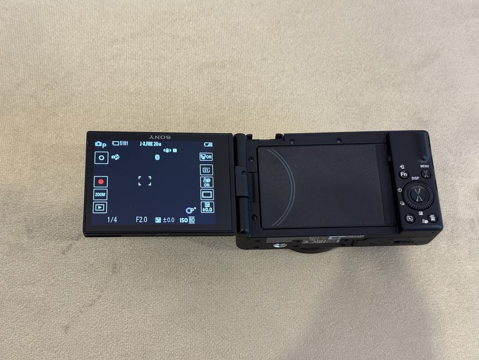 Предлагам чисто нов фотоапарат Sony zv-1f.