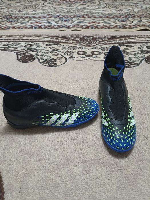 Кроссы Сороконожки adidas predator