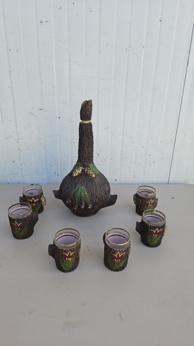 Sticlă + 6 pahare decorative ( impecabile )