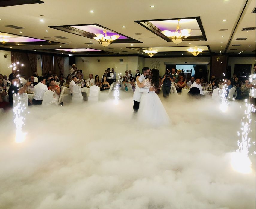 Artificii si fum greu la dansul mirilor