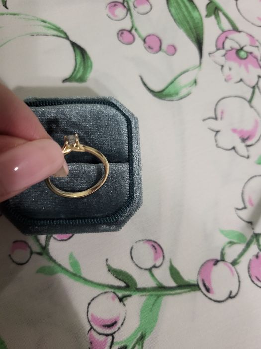 Золотое кольцо с бриллиантом от Обручалкакз