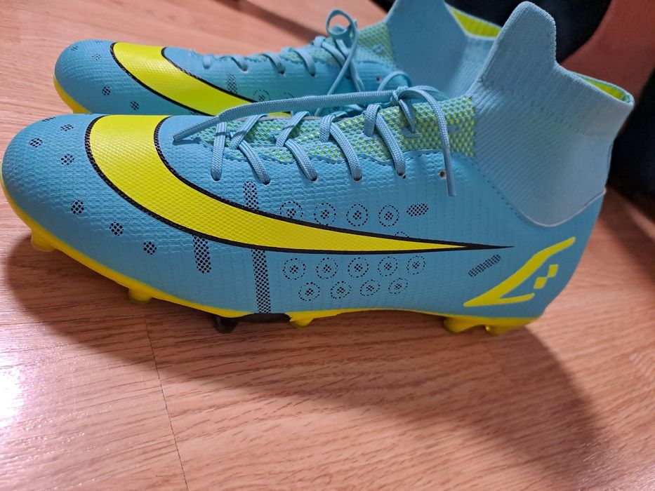 футбольные бутсы