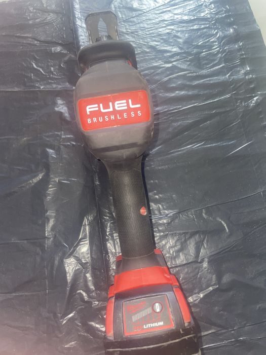 Acesta este un fierăstrău sabie compact Milwaukee M18 FUEL HACKZALL