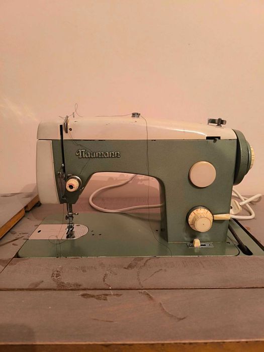 Ретро крачна шевна машина в дървена маса-шкаф