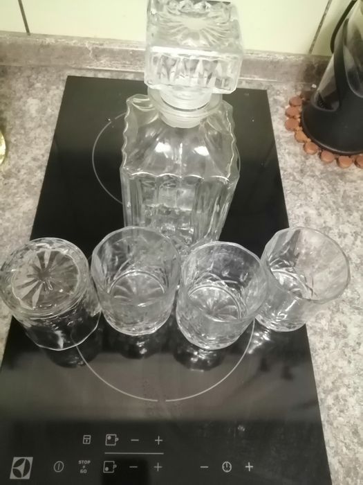 Графин и 4 бокала.