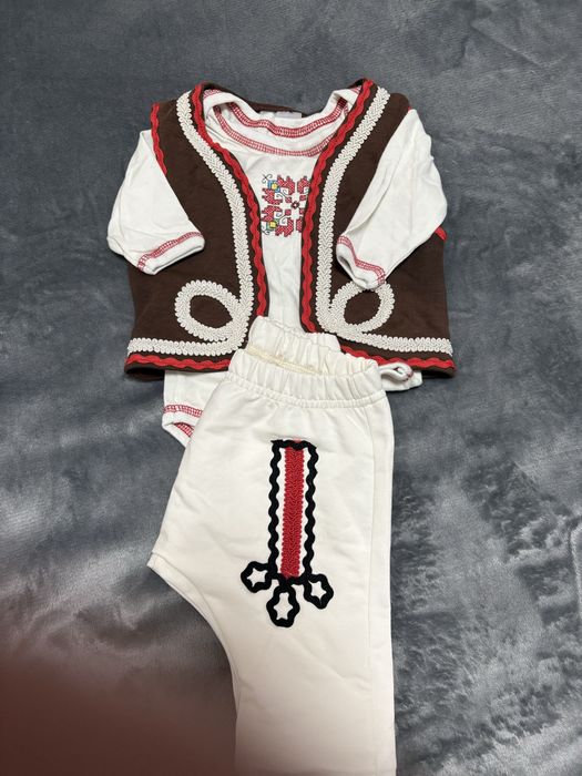 Много запазено костюмче подходящо за изписване .