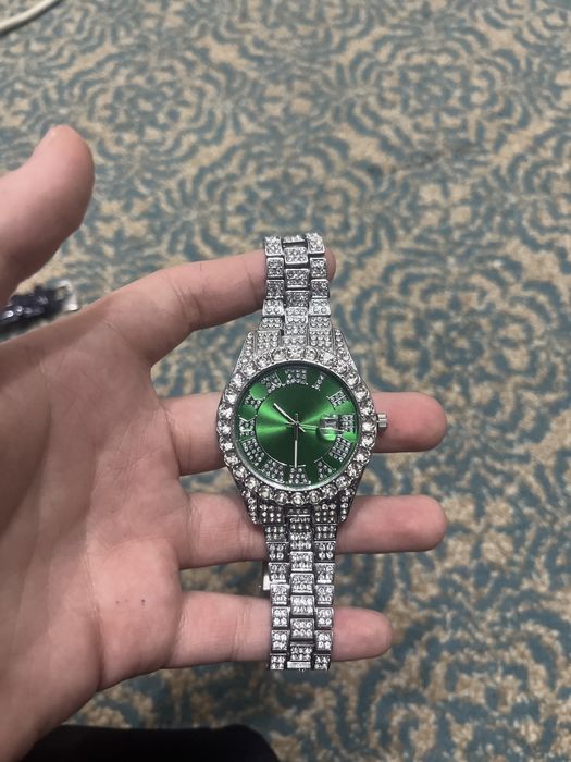 часы,хорошие кварцевые