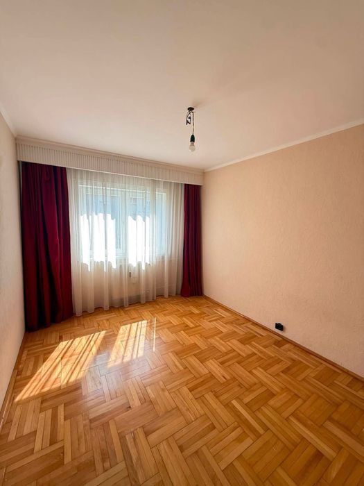 Apartament cu 3 camere , zona Rogerius