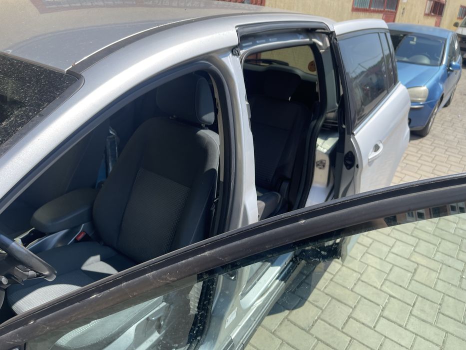 Vand Ford Grand C max 2011 ,5locuri. Proprietar,fiscal pe loc.Masina nu are martori aprinsi,revizii la timp,clima functionala.