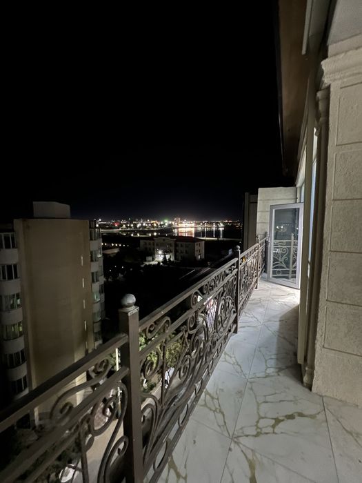 Навои шахардан 3 хоналик  квартира сотилади  7 этаж. 137 квадрат метр