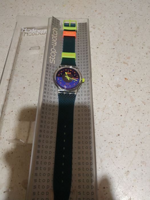 Предлагам швейцарски дамски кварцов часовник Swatch