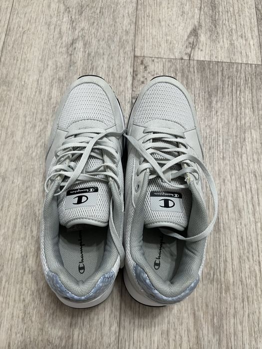 Кроссовки женские