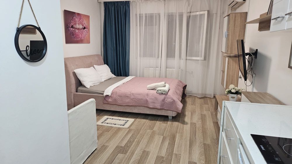 Închiriez studio bleu