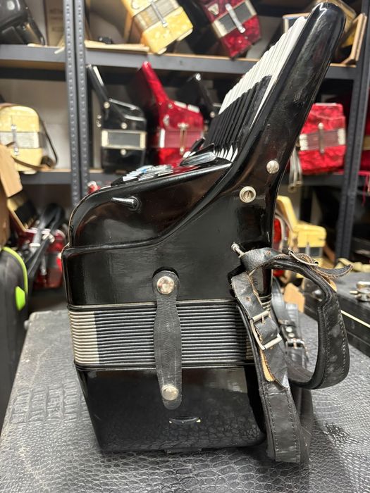 Acordeon nemtesc Weltmeister cu 60 de basi