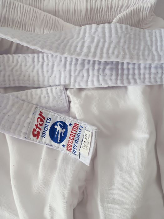 Костюм для таеквондо.