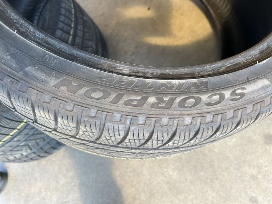 vând 2 anvelope 305/35/21 Pirelli de iarnă la 6mm